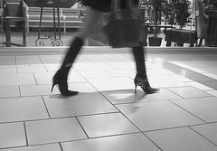 Asian Booty shopping in high-heeled boots / Jeune Dame Asiatique en bottes à talons aiguilles au centre commercial / B & W - Noir et Blanc