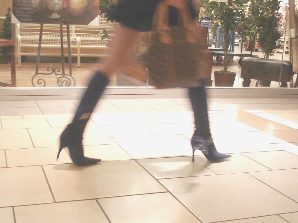 Asian Booty shopping in high-heeled boots / Jeune Dame Asiatique en bottes à talons aiguilles au centre commercial  - 14 octobre 2007