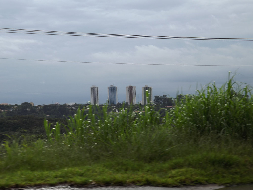 São Paulo, de  loin