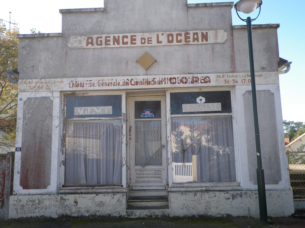 Les restes d'une agence de tourisme