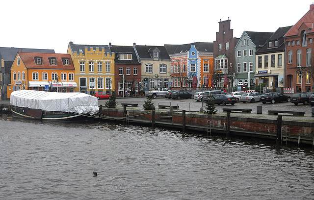 Belebter Hafen Husum