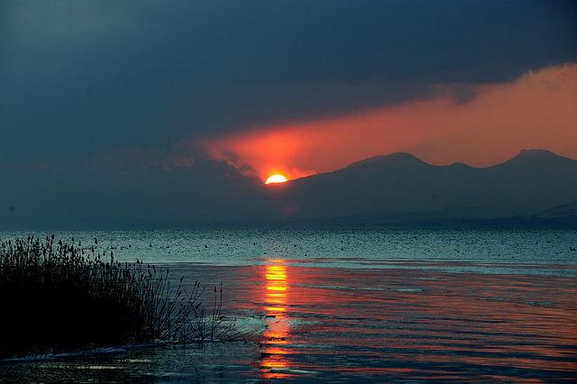 Le soleil se cache derrière le Jura...