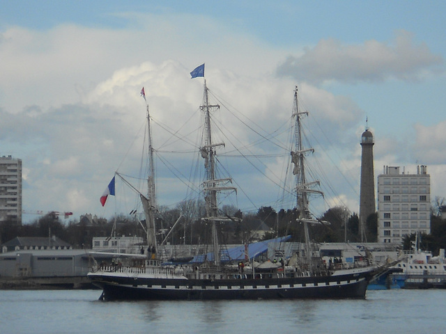 BELEM rentre au port au moteur,