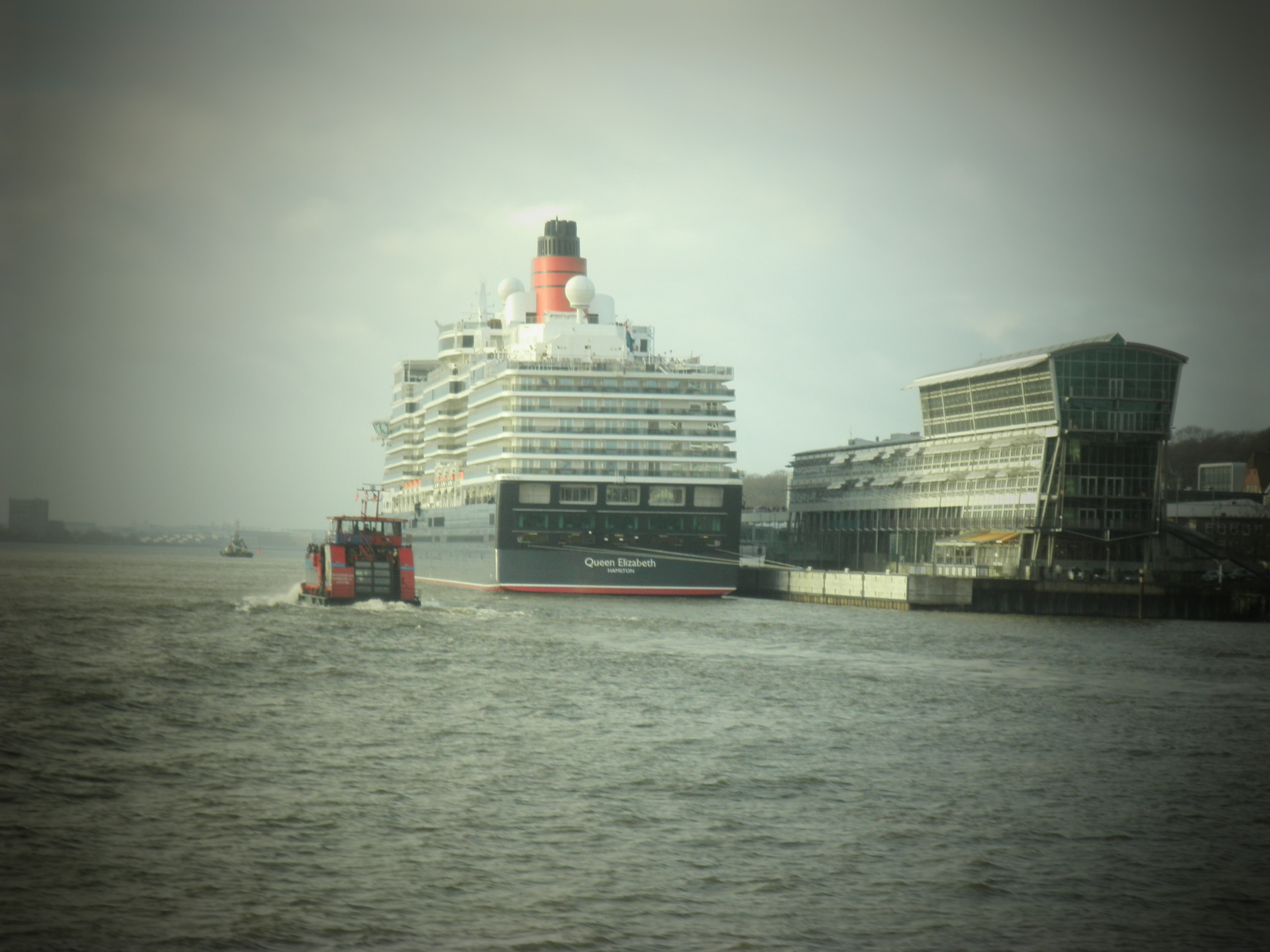 Queen Elizabeth am neuen Kreuzfahrtterminal
