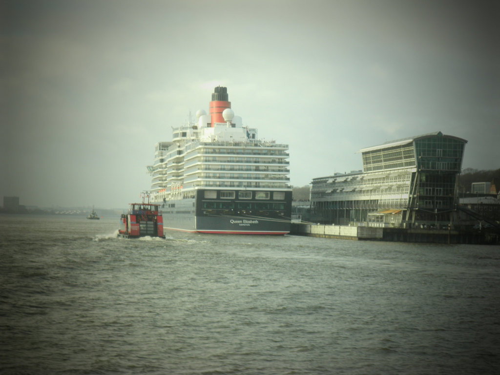 Queen Elizabeth am neuen Kreuzfahrtterminal