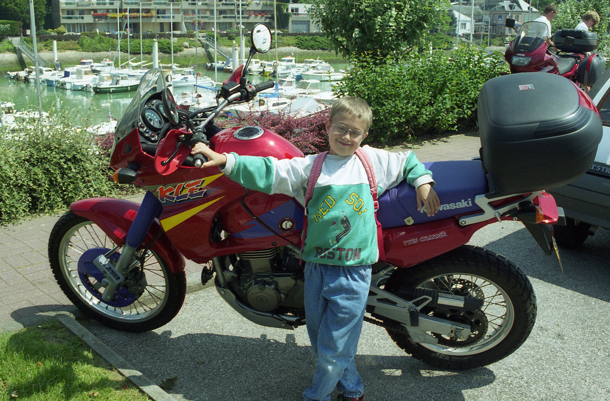 Le fiston qui protège la moto à son papa