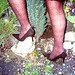 Lady Roxy  /  Jardiner en talons hauts /  Gardening in high heels