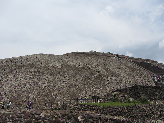 Blick zurück zur Sonnenpyramide