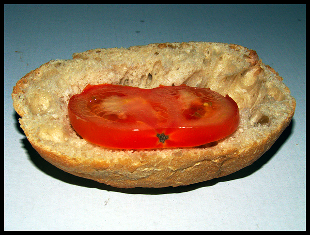 Beginn vom oberen Teil des wahrscheinlich leckersten Frühstückbrötchens der Welt