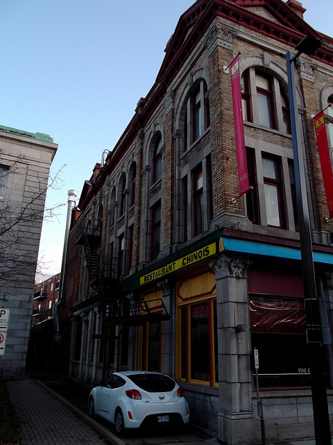 Restaurant chinois et sortie de secours / Chinese restaurant and fire escape - 30 novembre 2011.