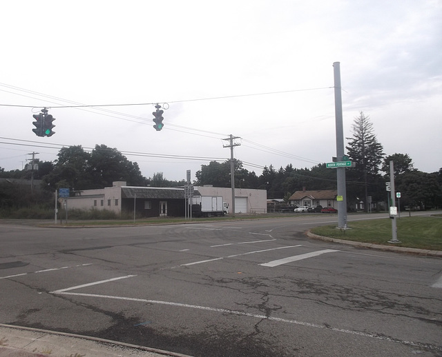 North Portage road corner /  Feu en suspension.