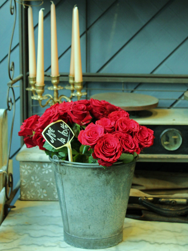 DES ROSES ROUGES ***