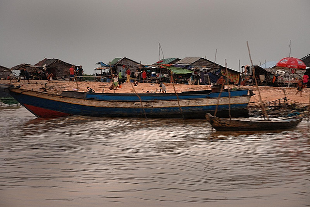 Simple life along the dam