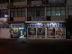 Internet y Fabrica de lentes a la noche.