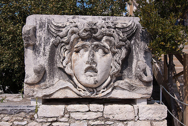 20120315 7747RWw [TR] Didyma, Medusenkopf, Apollon-Tempel