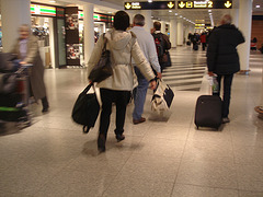 Airport Lady in high heels / Dame d'aéroport en talons hauts -  Copenhague, Danemark / 26 octobre 2008 - Photo originale