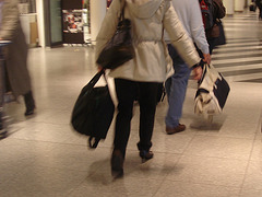 Airport Lady in high heels / Dame d'aéroport en talons hauts -  Copenhague, Danemark / 26 octobre 2008