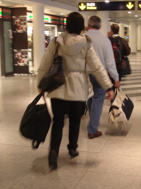 Airport Lady in high heels / Dame d'aéroport en talons hauts -  Copenhague, Danemark / 26 octobre 2008 - Recadrage.