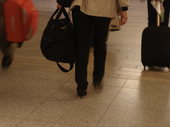 Airport Lady in high heels / Dame d'aéroport en talons hauts -  Copenhague, Danemark / 26 octobre 2008