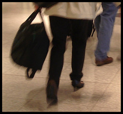 Airport Lady in high heels / Dame d'aéroport en talons hauts -  Copenhague, Danemark / 26 octobre 2008