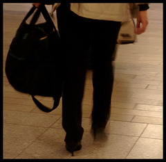 Airport Lady in high heels / Dame d'aéroport en talons hauts -  Copenhague, Danemark / 26 octobre 2008