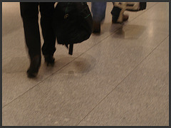 Airport Lady in high heels / Dame d'aéroport en talons hauts -  Copenhague, Danemark / 26 octobre 2008