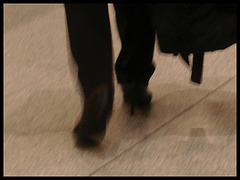 Airport Lady in high heels / Dame d'aéroport en talons hauts -  Copenhague, Danemark / 26 octobre 2008