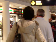 Airport Lady in high heels / Dame d'aéroport en talons hauts -  Copenhague, Danemark / 26 octobre 2008