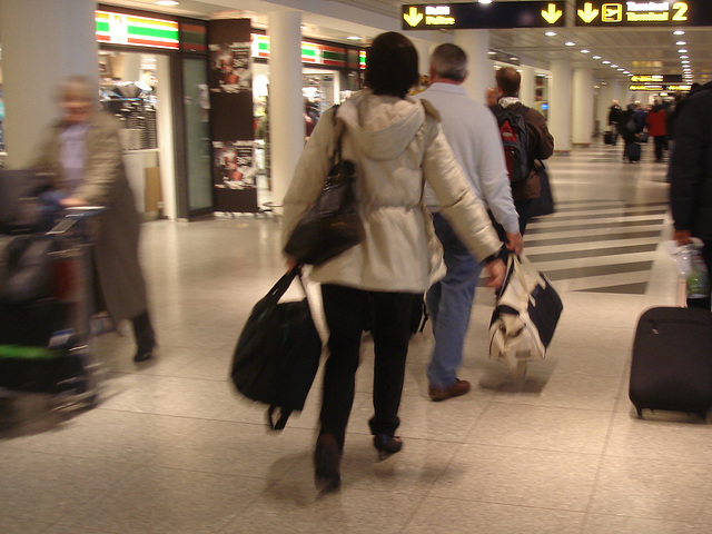 Airport Lady in high heels / Dame d'aéroport en talons hauts -  Copenhague, Danemark / 26 octobre 2008