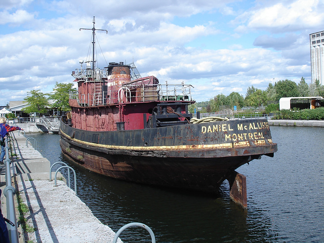 Old Montreal boat / Vieux port de Montréal.