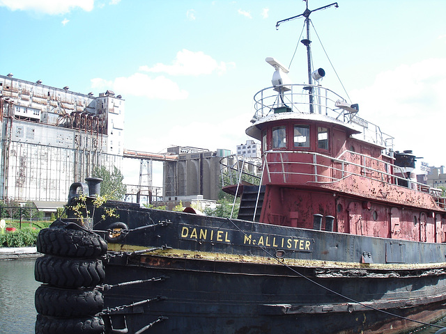 Old Montreal boat / Vieux port de Montréal.