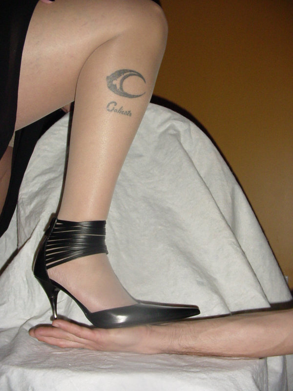 Lady Caliente écrase en talons hauts !! Hand trampling in high heels.