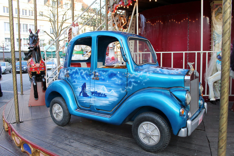 VOITURE BLEUE ***