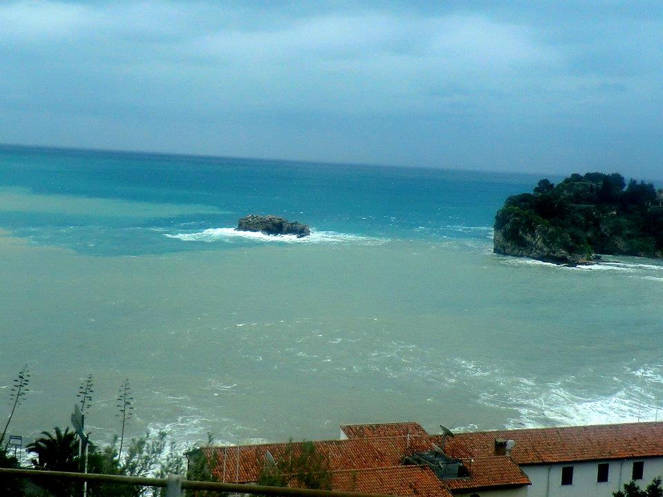 Face  à la  mer et son infiniment  bleu.