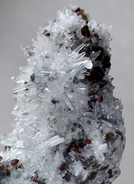 quartz cristal de roche et blende rouge( sphalérite )