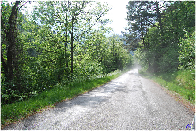 Une route pleine de virages, de trajectoires .un peu tordu ....comme la vie....Assez tôt sur mon parcours j'avais rencontré l'amitié...Maintenant c'est sur que, l'amitié, c'est ma meilleure copine