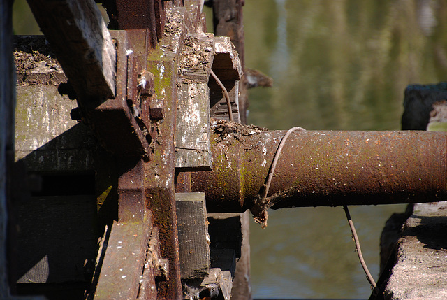 L'arbre de roue à eau du moulin des Béchets