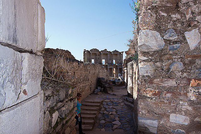 20120319 8112RWw [TR] Ephesos, Hadrians-Tempel, Celsus-Bibliothek