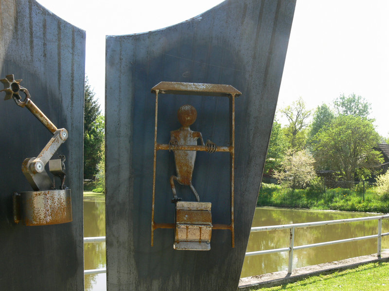 Stele mit Tretmühle und Roboter