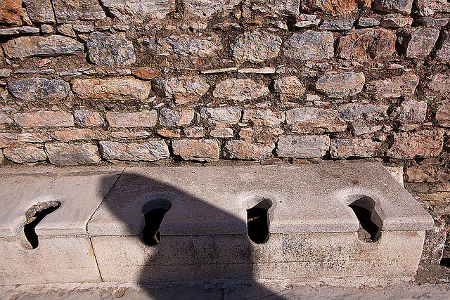 20120319 8105RWw [TR] Ephesos, Latrinen