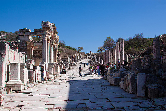 20120319 8067RAw [TR] Ephesos, Kuretenstrasse, l. Hadriantempel