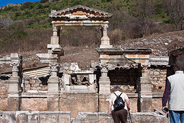 20120319 8054RAw {TR] Ephesos, Trajahn-Brunnen