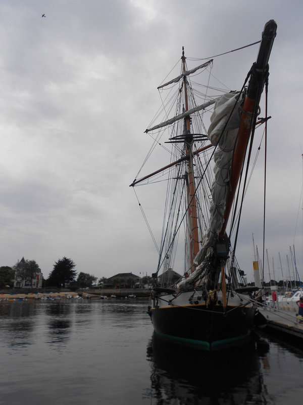 recouvrance à quai et un petit avion en haut,,