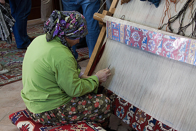 20120318 8001RAw [TR] Bergama, Teppich-Knüpferei