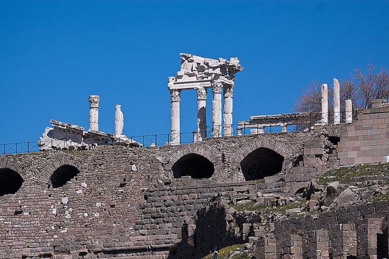 20120318 7984RAw [TR] Pergamon, Trajans-Tempel, Theater