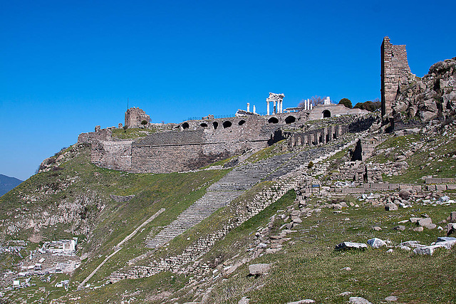20120318 7983RAw [TR] Pergamon, Trajans-Tempel, Theater, Dionysos-Tempel