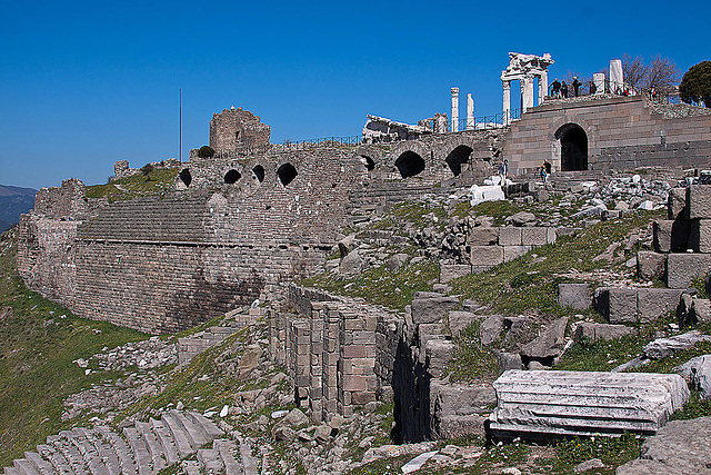 20120318 7976RAw [TR] Pergamon, Trajans-Tempel, Theater