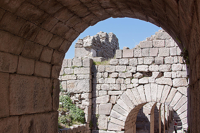 20120318 7971RAw [TR] Pergamon, Unterbau, Trajans-Tempel