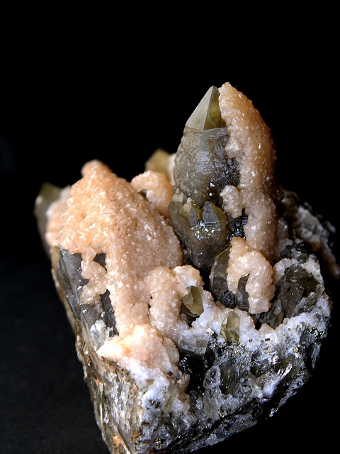 Quartz fumé habillé de calcite