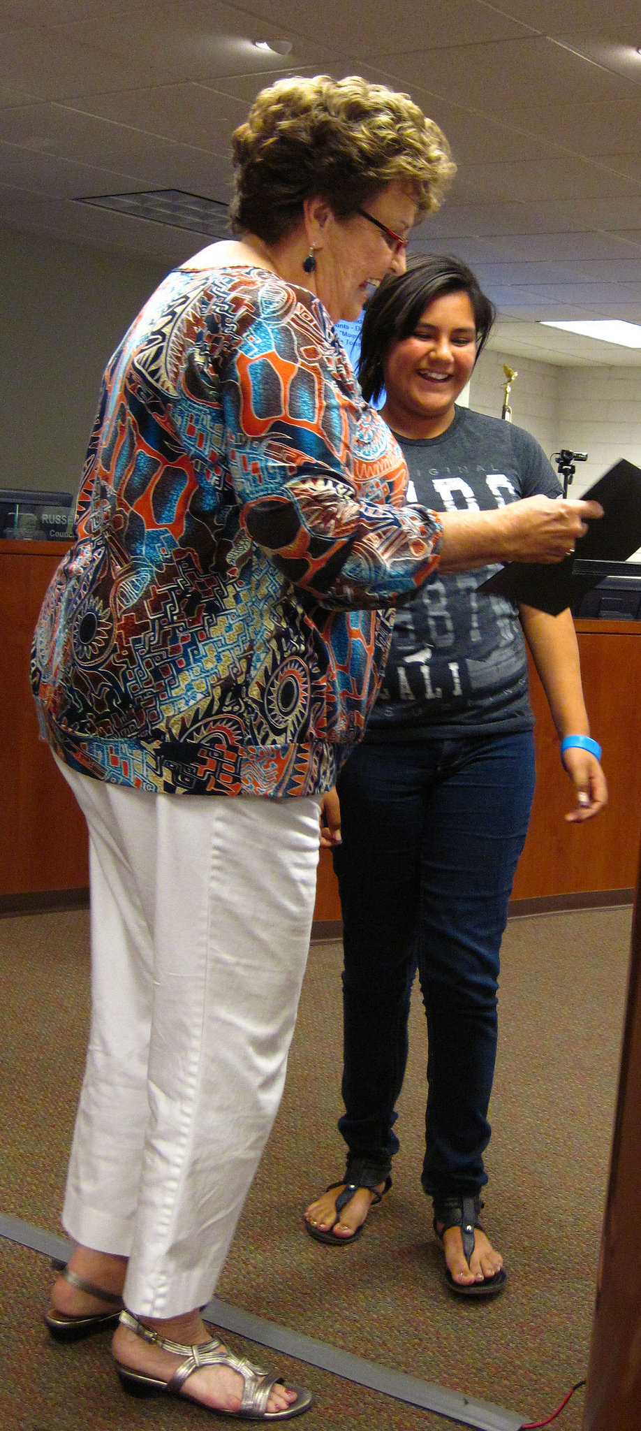 Mayor Parks presenting a certificate of recognition to a student (2654)